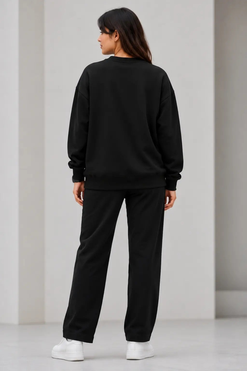 JUNOSHI Black Oversized Sweatshirt Women — Back View Fit, Relaxed Everyday Travel Layer
